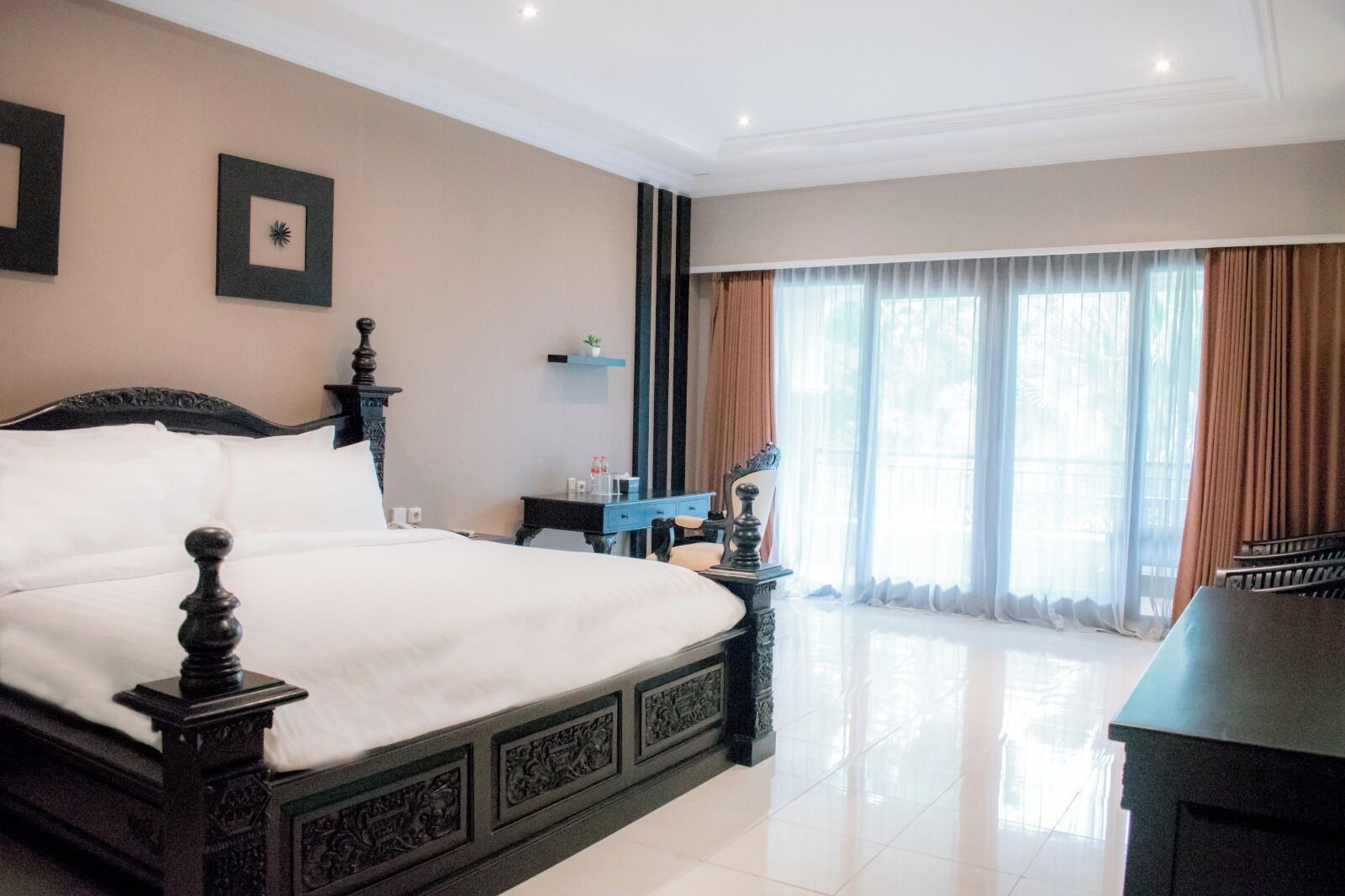 Suite | Safe på rommet, skrivebord, wi-fi (inkludert) og sengetøy