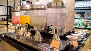 供應早餐、午餐及晚餐