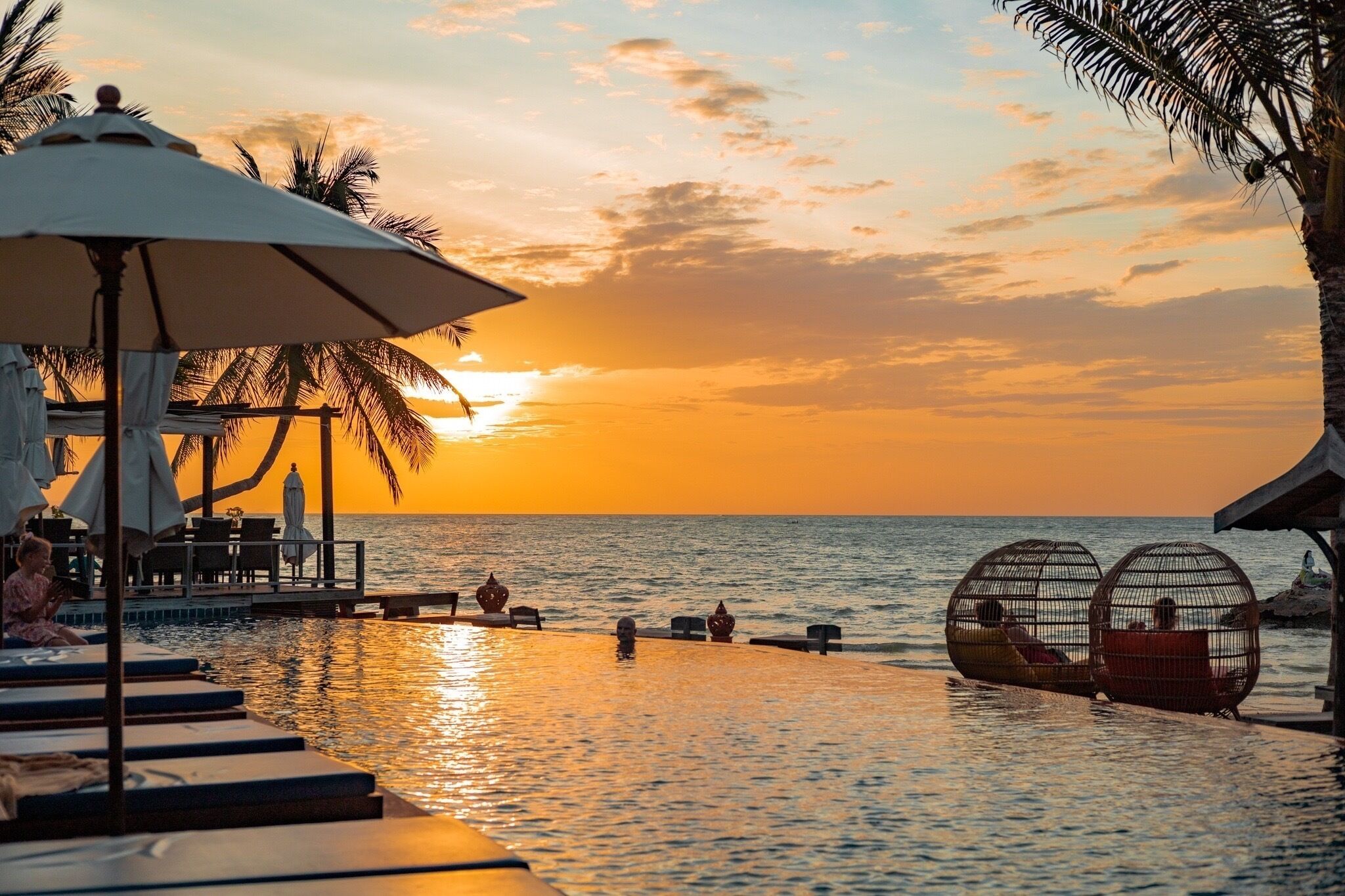 室外泳池；泳池傘、躺椅