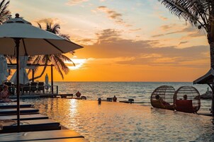 Outdoor pool, pool umbrellas, sun loungers