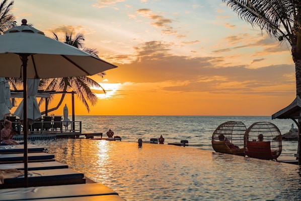 Outdoor pool, pool umbrellas, sun loungers - Sasitara Thai villas (Koh Samui)