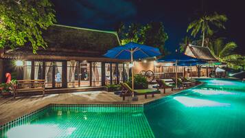 Deluxe villa | Buitenzwembad | Een buitenzwembad, parasols bij het zwembad en ligstoelen