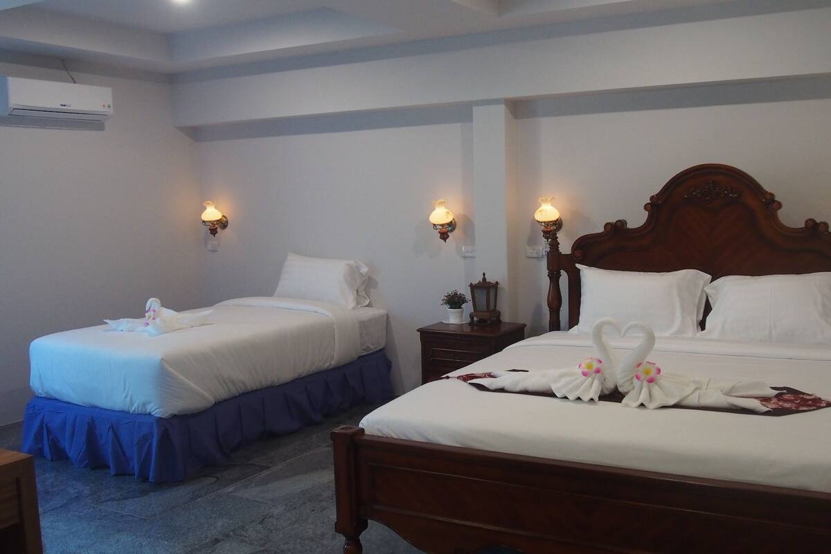 Family Double and Single Bed | 高級寢具、迷你吧、客房內保險箱、書桌