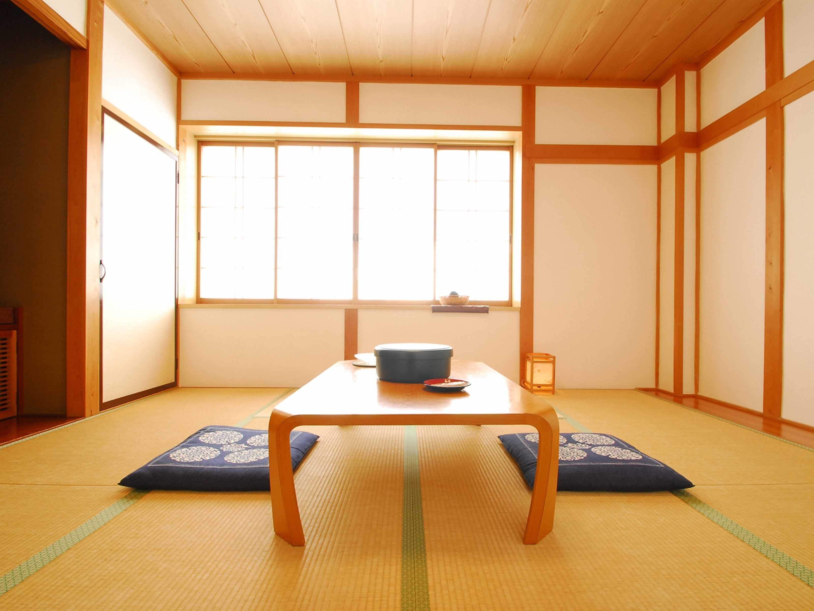 Down comforters, in-room safe, bed sheets