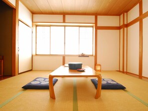 Phòng truyền thống (Japanese-Style, For 5 Guests) | Chăn bông, két bảo mật tại phòng, bộ trải giường 