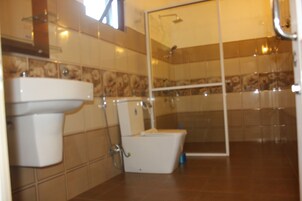 淋浴设施、大花洒淋浴喷头、免费洗浴用品、吹风机