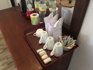 豪華客房, 2 張標準雙人床 | 咖啡和/或咖啡機