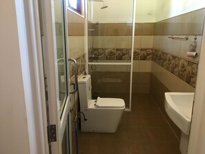 Deluxe Room, 2 Double Beds | Bathroom | Shower, rainfall showerhead, free toiletries, hair dryer - Ella Red Rock (Ella)