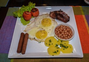 Desayuno con opciones de la cocina local incluido todos los días 