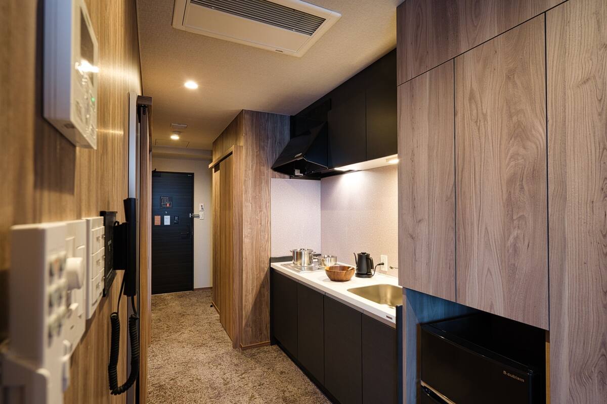 deluxe hollywood twin room | private kitchen | coffee/tea maker, electric kettle