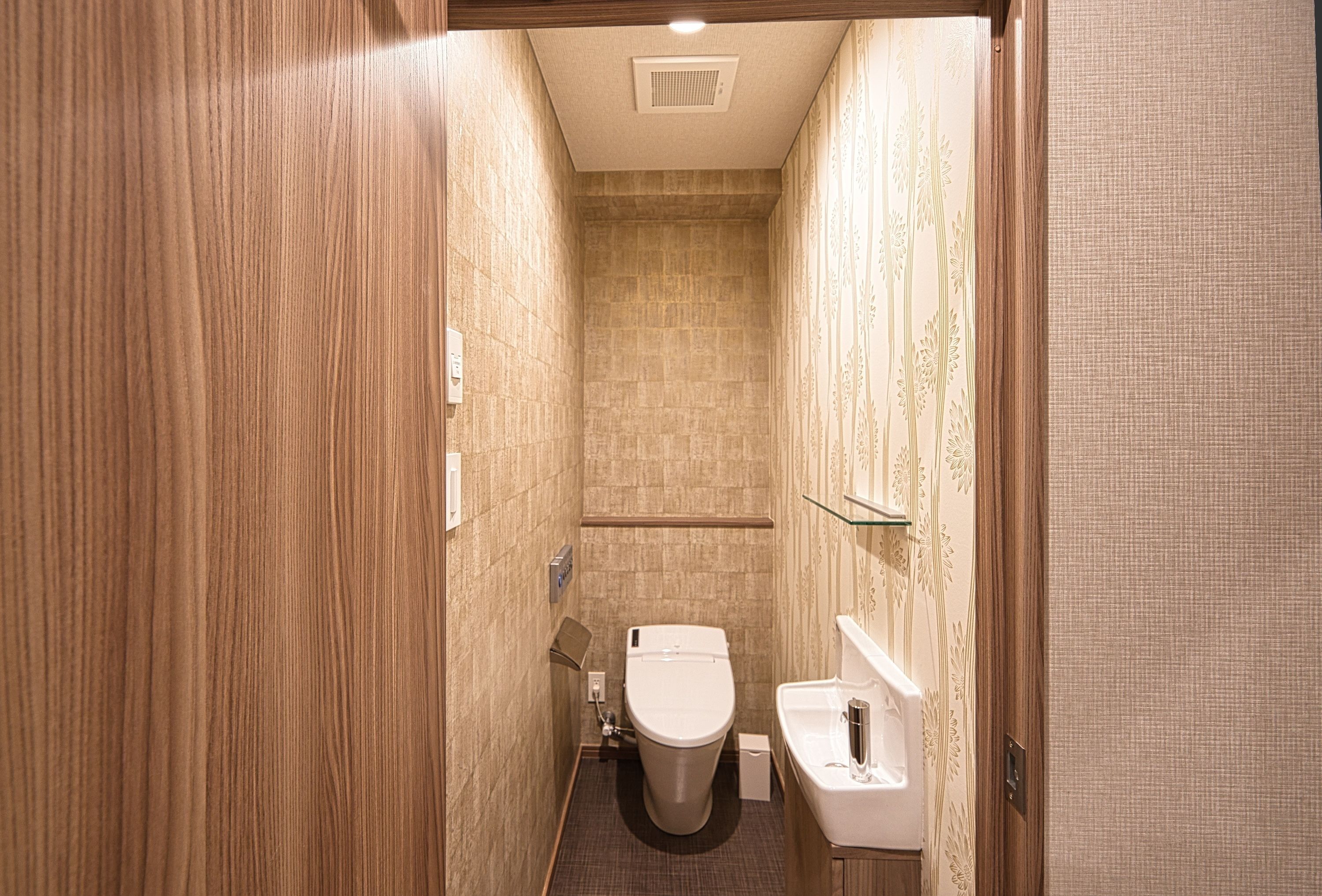 suite room | bathroom | free toiletries, hair dryer, slippers, bidet