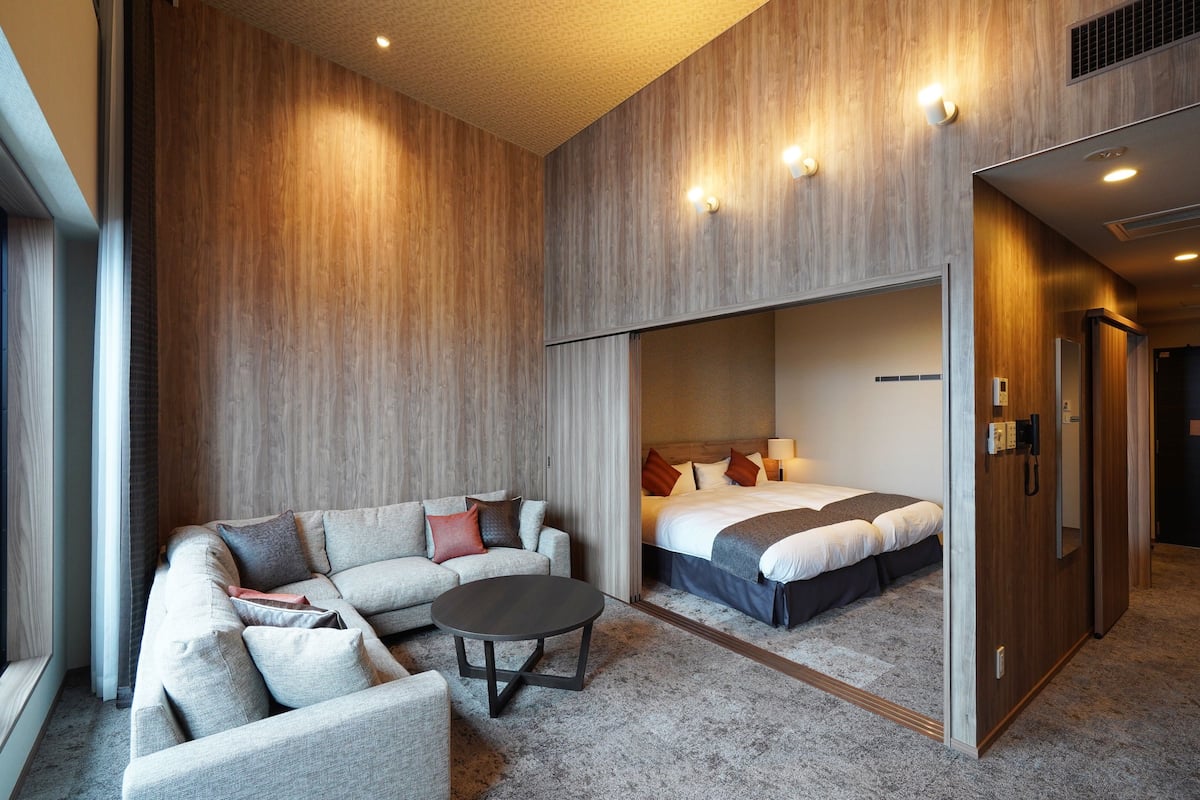 deluxe hollywood twin room | 1 bedroom, down duvets, in-room safe, desk