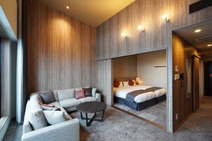 Cubrecamas, caja de seguridad en la habitación y escritorio 