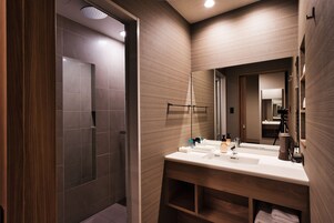 Artículos de tocador gratuitos, secador de pelo, pantuflas, bidet