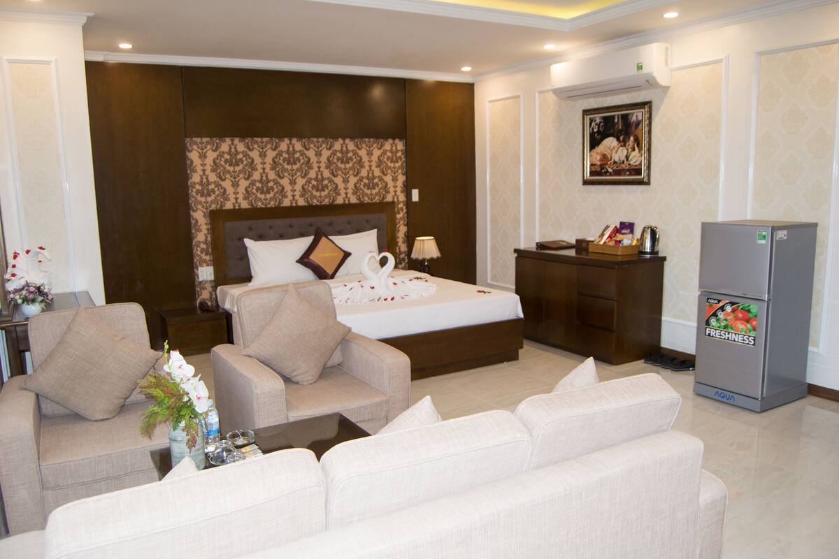 Executive Suite, 1 King Bed, Partial Ocean View