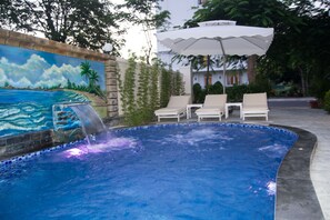 Piscine extérieure, parasols de plage, chaises longues