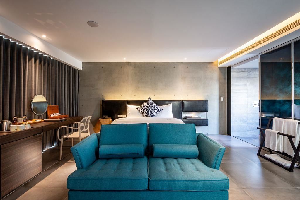 standard double room (color) | desk, blackout curtains, free wifi, bed sheets