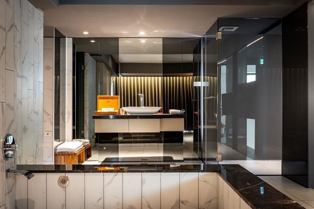 classic double room | bathroom | separate bathtub and shower, rainfall showerhead, free toiletries