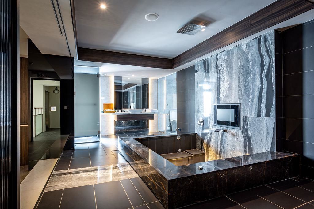 deluxe double room | bathroom | separate bathtub and shower, rainfall showerhead, free toiletries