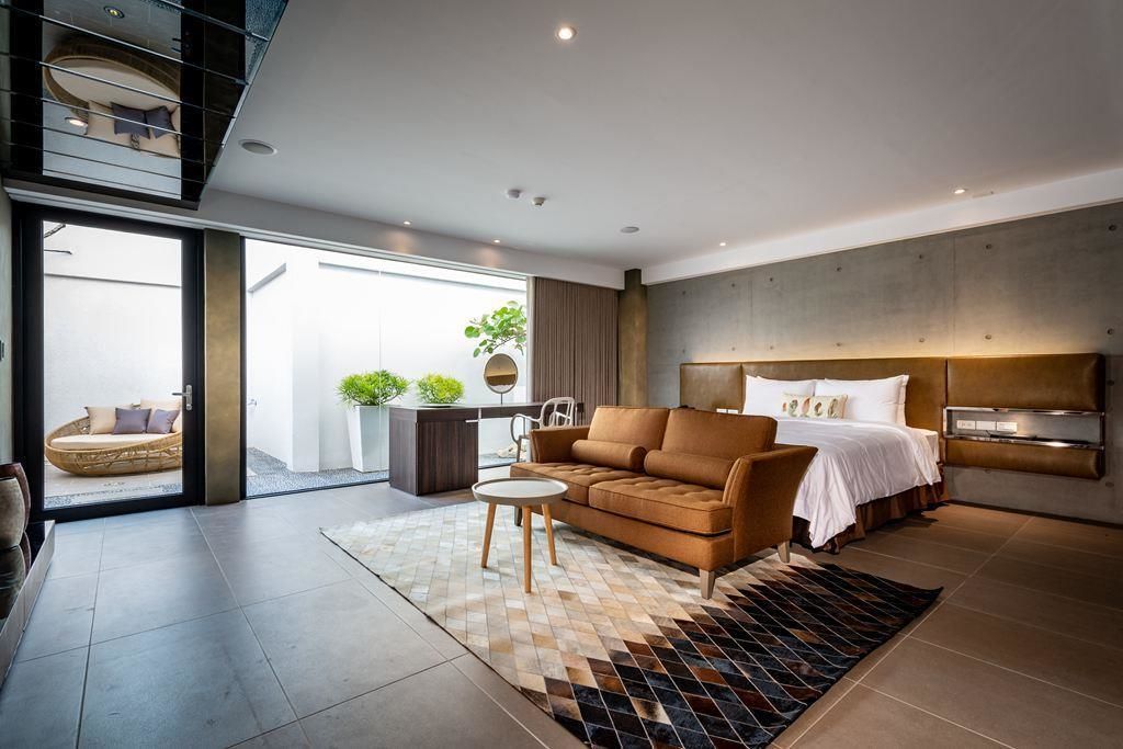 standard double room (color) | desk, blackout curtains, free wifi, bed sheets