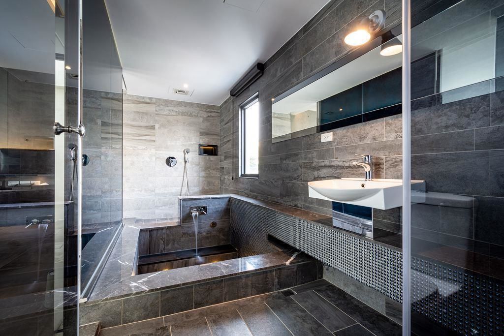 standard double room (color) | bathroom | separate bathtub and shower, rainfall showerhead, free toiletries