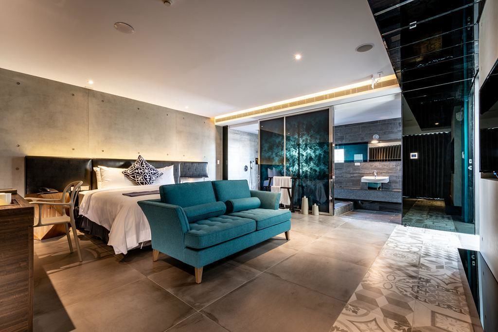 standard double room (color) | desk, blackout curtains, free wifi, bed sheets