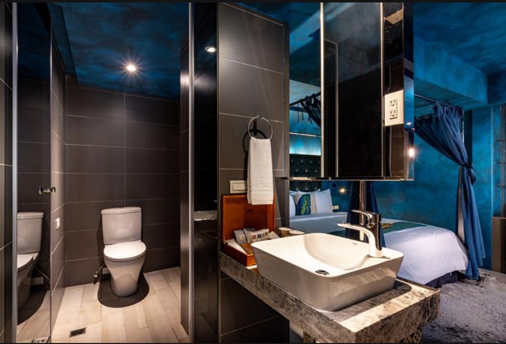 comfort double room | bathroom | separate bathtub and shower, rainfall showerhead, free toiletries