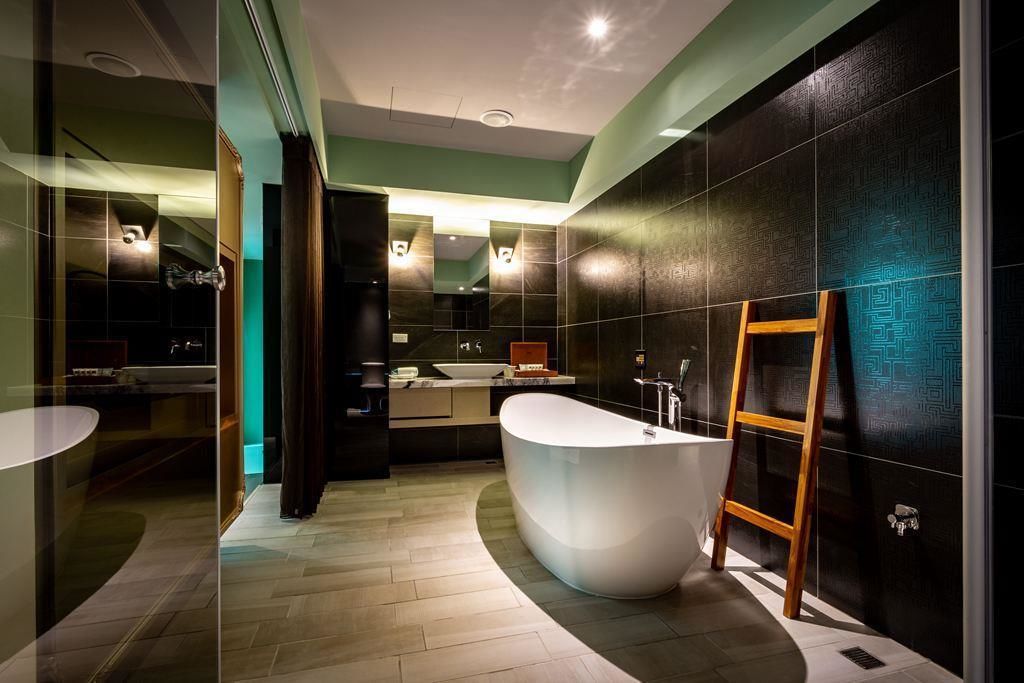 economy double room | bathroom | separate bathtub and shower, rainfall showerhead, free toiletries