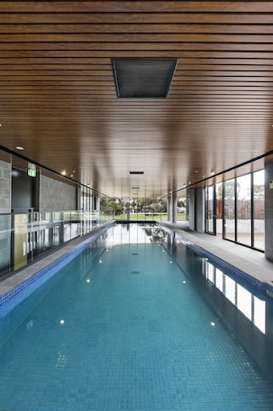 Innenpool, geöffnet von 06:00 Uhr bis 21:00 Uhr, Liegestühle. Melbourne Knox Central Apartment Hotel