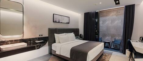 Een moderne hotelkamer met een bed, nachtkastje en een grote spiegel.