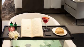 Culture View Suite | Phòng tắm | Đồ dùng nhà tắm được thiết kế riêng, máy sấy tóc, dép đi trong nhà