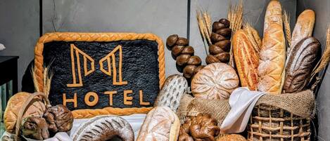 Una exhibición de panes y pasteles en un entorno de hotel.