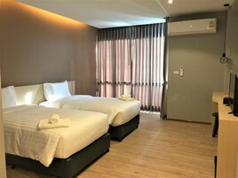 特色家居、办公桌、笔记本电脑工作区、遮光窗帘