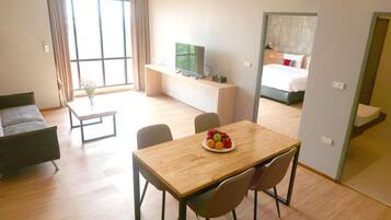 Chambre Double Deluxe pour 1 personne, 2 chambres | Salle de séjour | Télévision à écran plat de 32 pouces avec chaßnes numériques, télévision