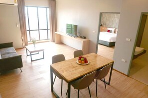 Deluxe-Doppelzimmer zur Einzelnutzung, 2 Schlafzimmer | Wohnzimmer | 32-Zoll-Flachbildfernseher mit Digitalempfang, Fernseher