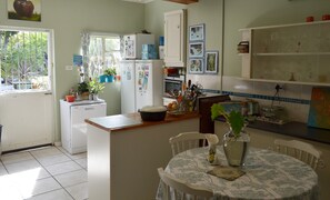 Fridge, microwave, stovetop, dishwasher - The Plump Pelican, double room in a private home, self-catering (Walmer)