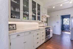 Fridge, microwave, oven, stovetop - Beachfront retreat with Mt. Rainier views (Longbranch)