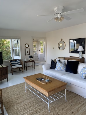 Smart TV, fireplace, books, stereo - Beachfront retreat with Mt. Rainier views (Longbranch)
