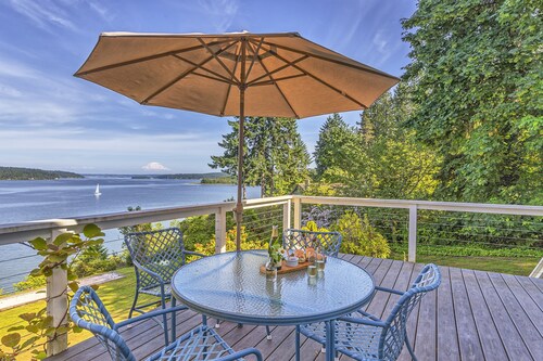 Beachfront retreat with Mt. Rainier views