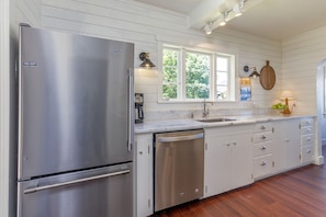Fridge, microwave, oven, stovetop - Beachfront retreat with Mt. Rainier views (Longbranch)