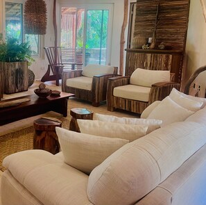 Una televisión, libros, un reproductor estéreo