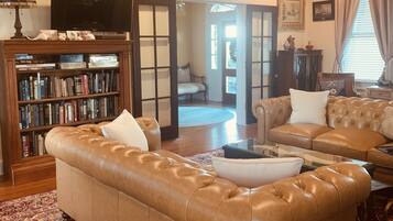 Een smart-tv, een open haard, een dvd-speler en boeken