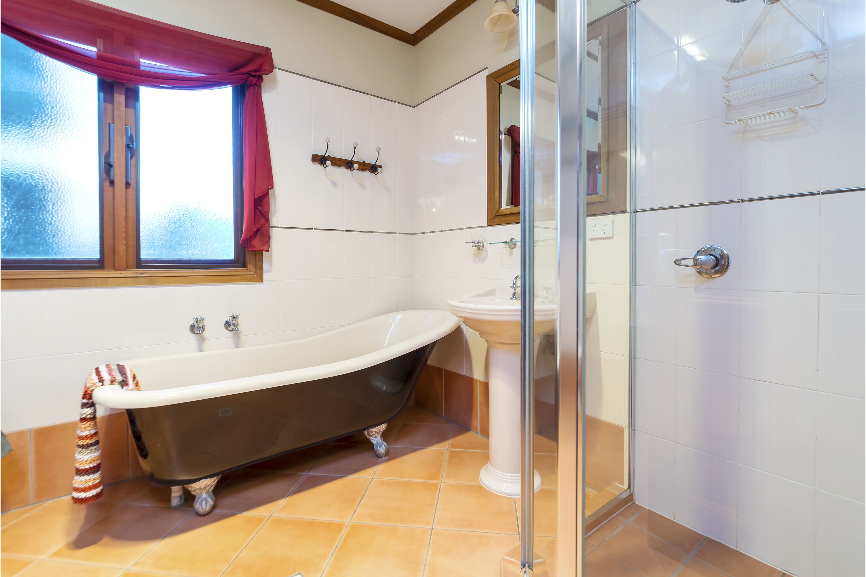 A lovely rustic cottage with all the modern conveniences — image 17