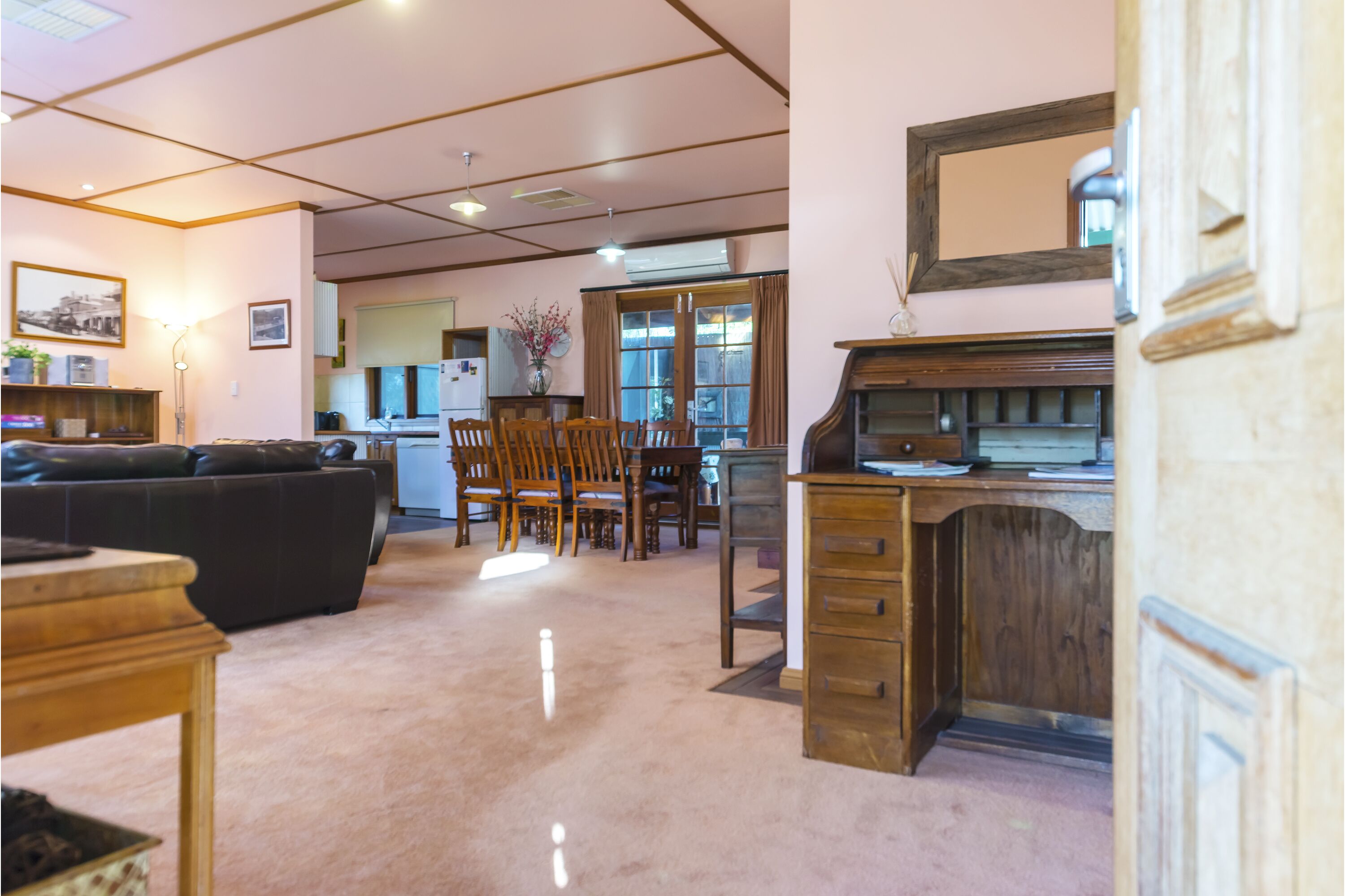 A lovely rustic cottage with all the modern conveniences — image 7