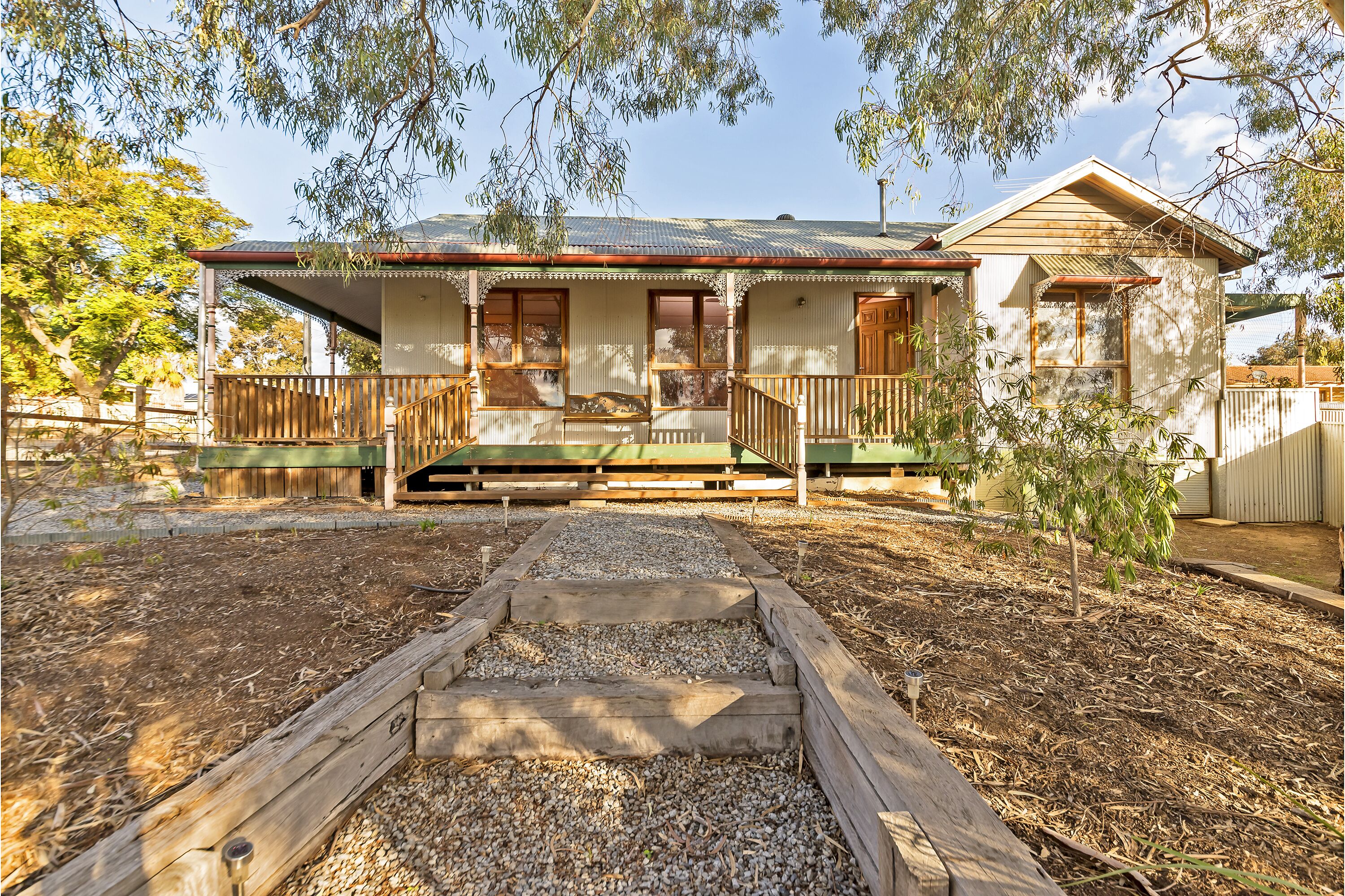 A lovely rustic cottage with all the modern conveniences — image 23