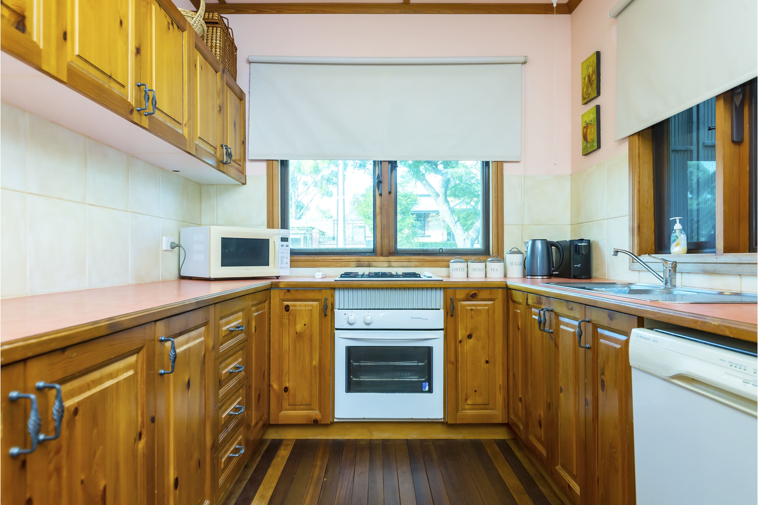 A lovely rustic cottage with all the modern conveniences — image 12