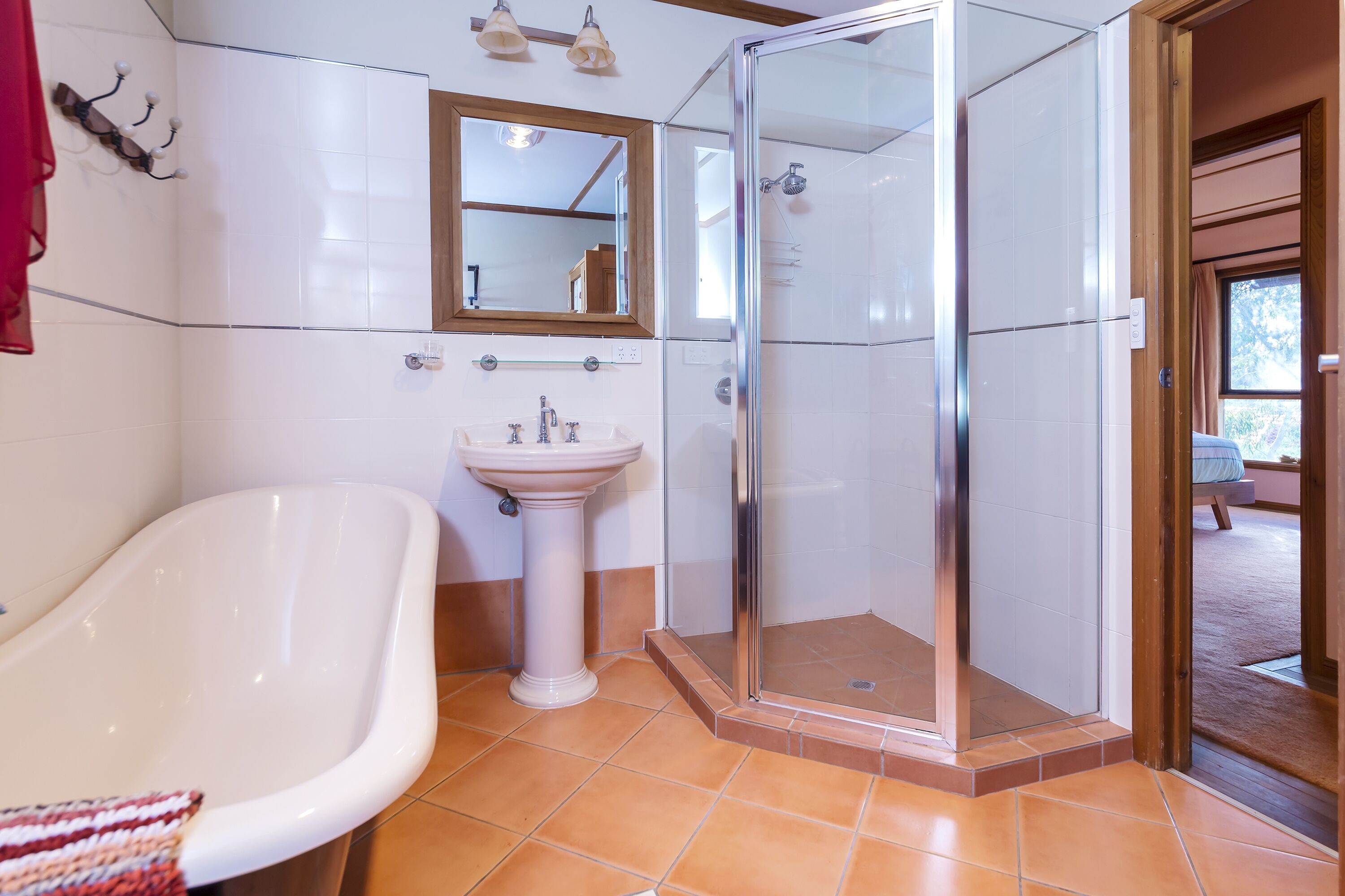 A lovely rustic cottage with all the modern conveniences — image 18