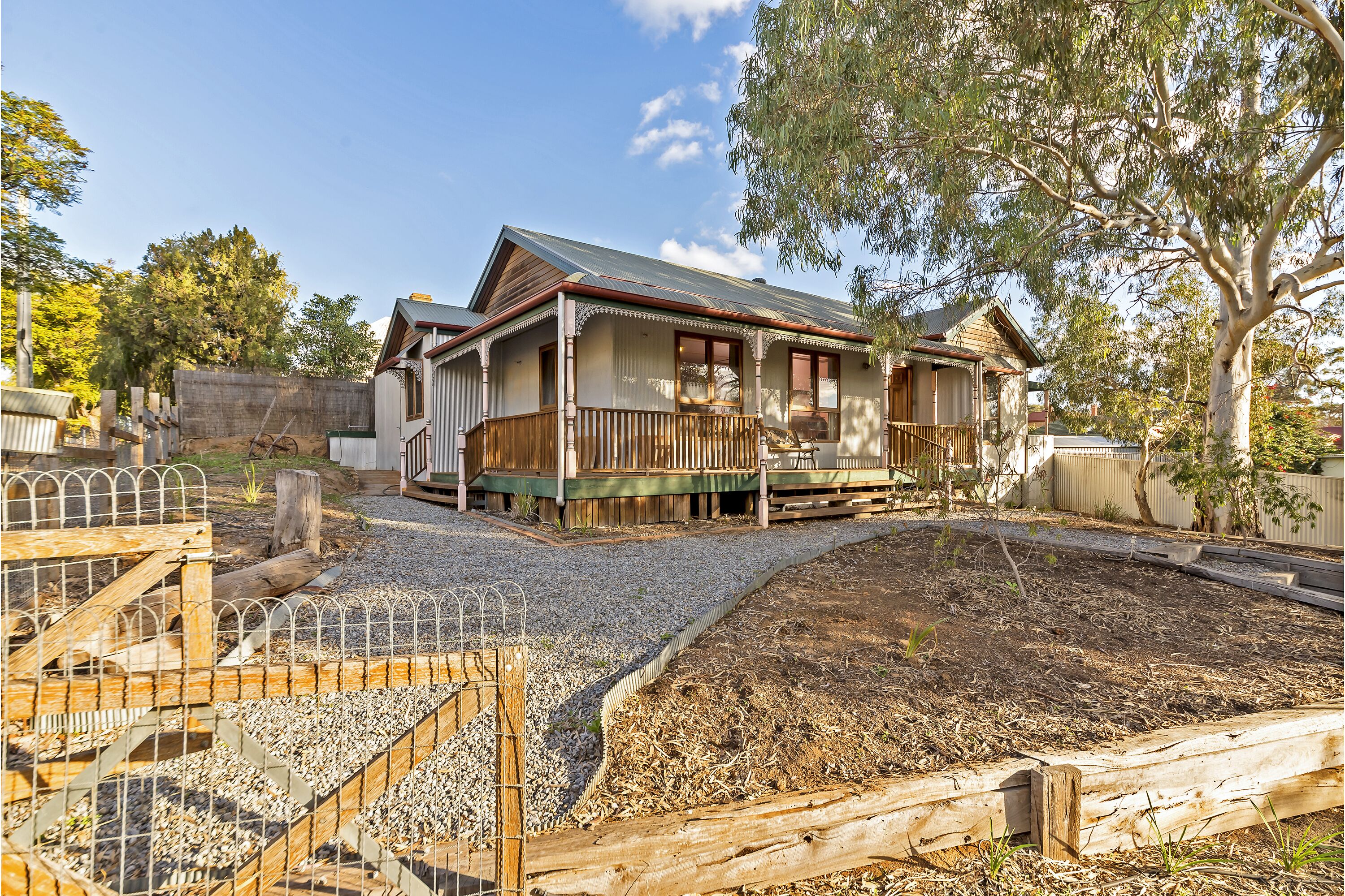 A lovely rustic cottage with all the modern conveniences — image 24