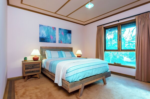 2 عدّة غرف نوم ومكتب ومكواة/لوح كي وسرير سفر