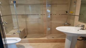 Dusche, Haartrockner, Handtücher
